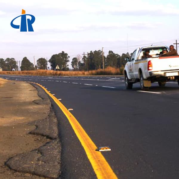 <h3>White Solar Raised Pavement Marker In South Africa With Spike </h3>
